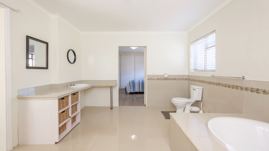 5 Bedroom Property for Sale in Bredasdorp Western Cape